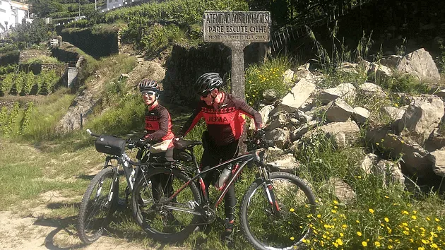 Brasilian couple in Douro valley bike tour