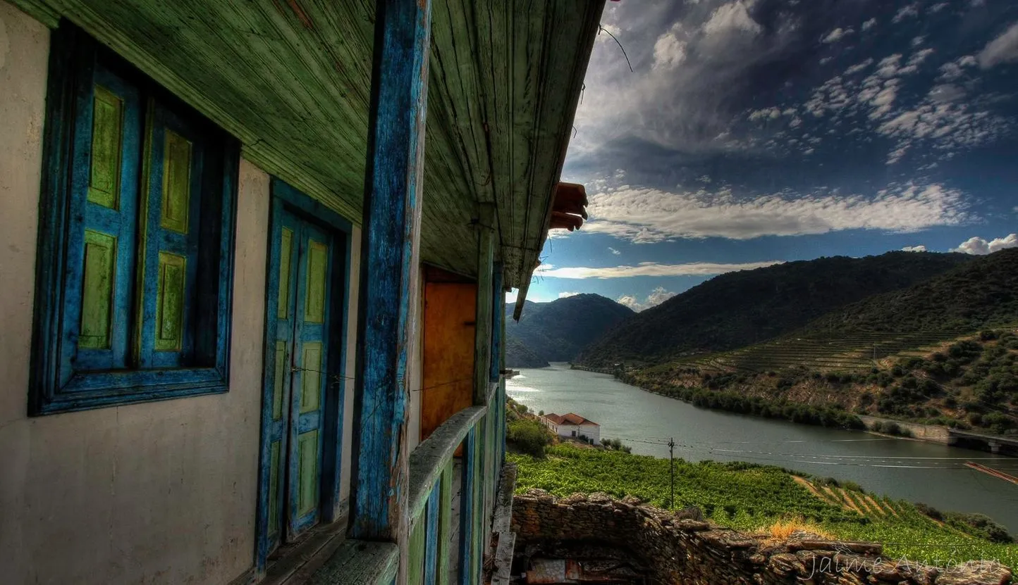 house with douro river view