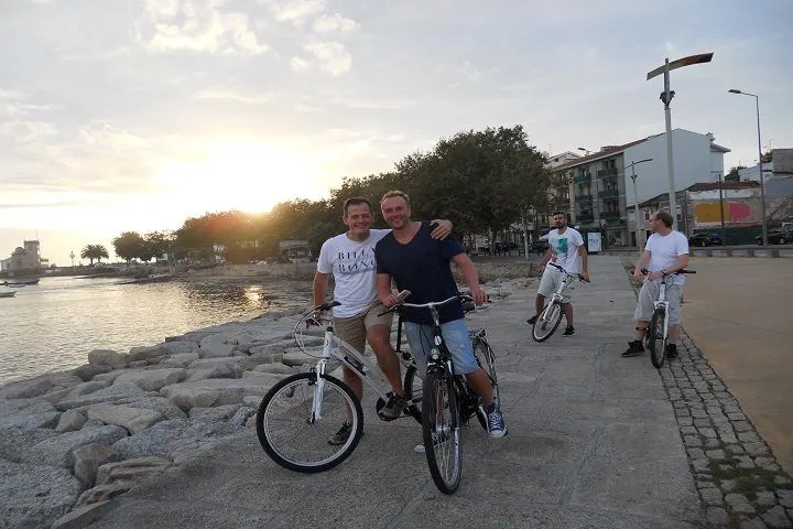 city bike tour with friends