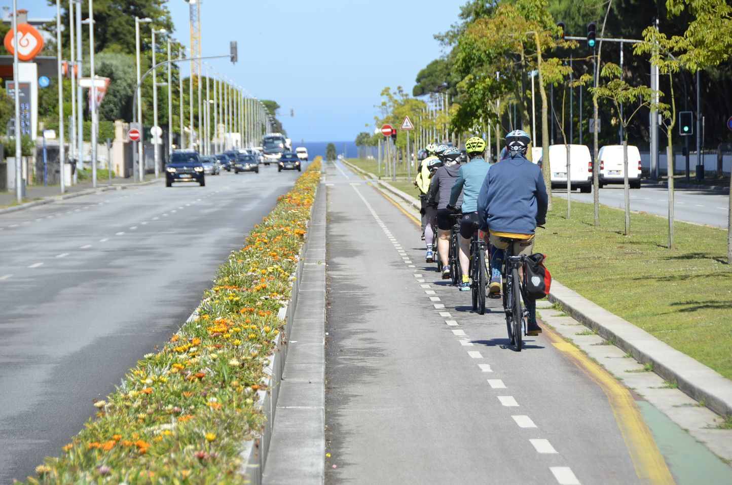Cycliste débutante sur une piste côtière plate au Portugal