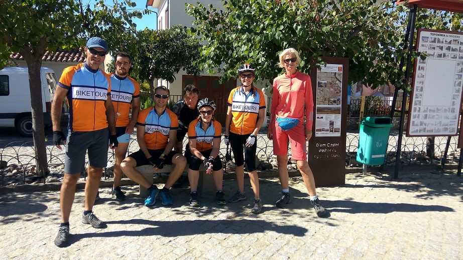 Group photo bike tour in douro valley